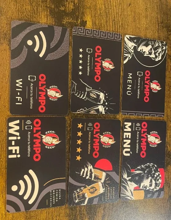 Colección de seis NOIR cards de Olympo sobre una mesa de madera