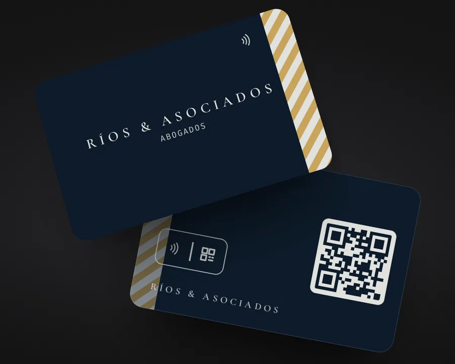 Tarjeta azul marino de un despacho legal, con franja dorada y QR atrás