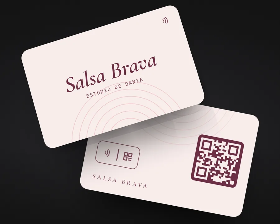 Tarjeta rosa pálido de un estudio de danza, con letra cursiva y QR guinda atrás