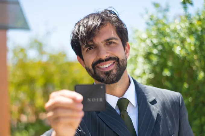 Un asesor inmobiliario muestra su NOIR card